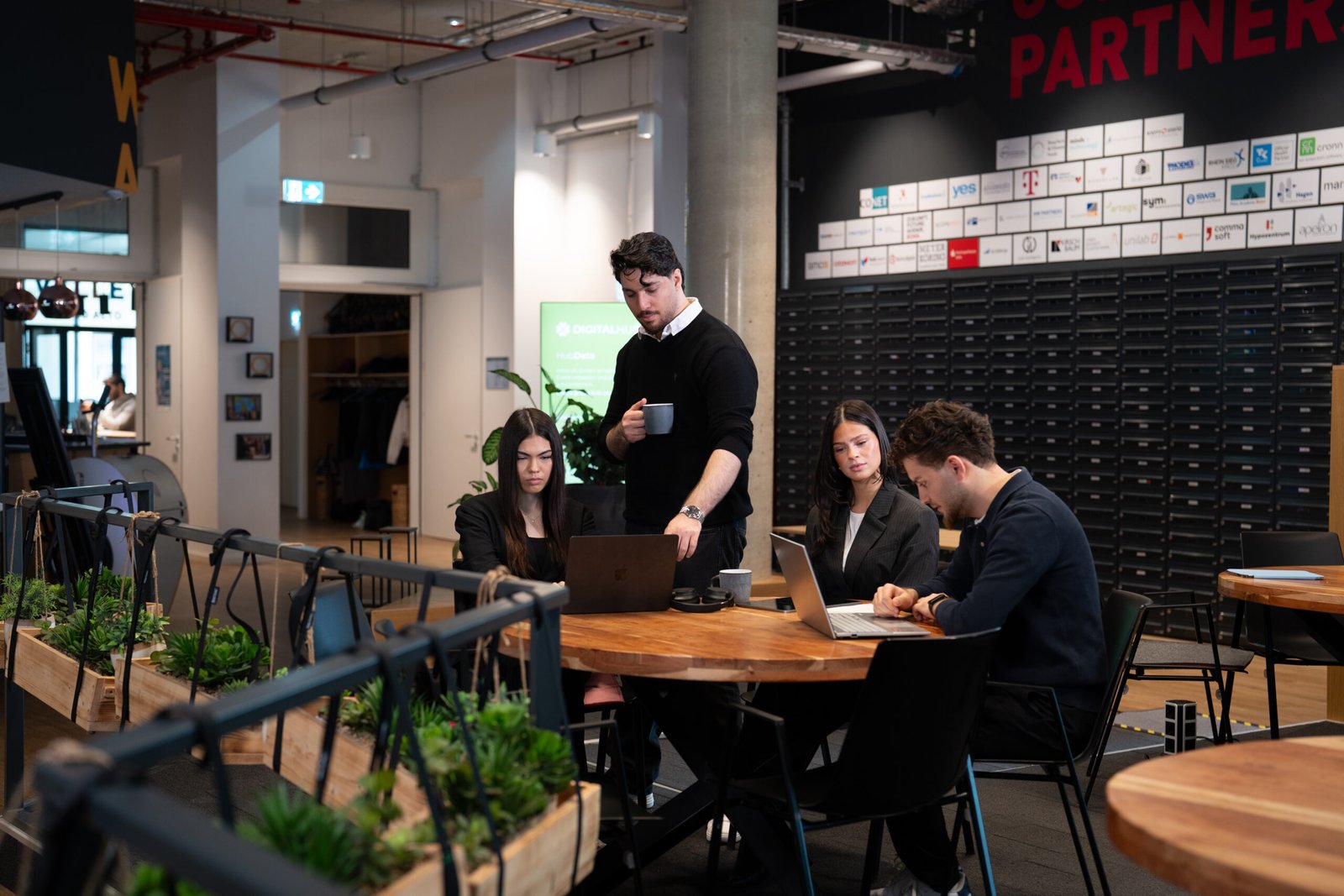 Team bei der Projektbesprechung im Büro