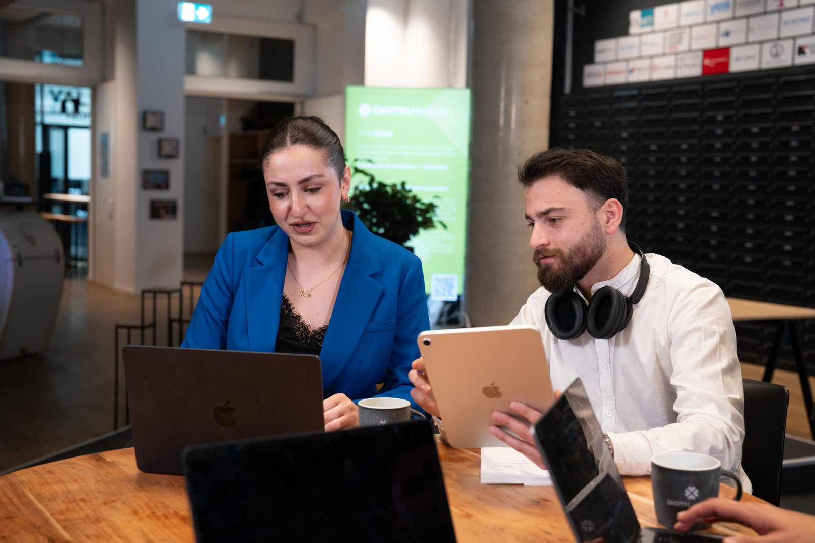 Zwei Personen prüfen ein Unternehmensprofil am Laptop