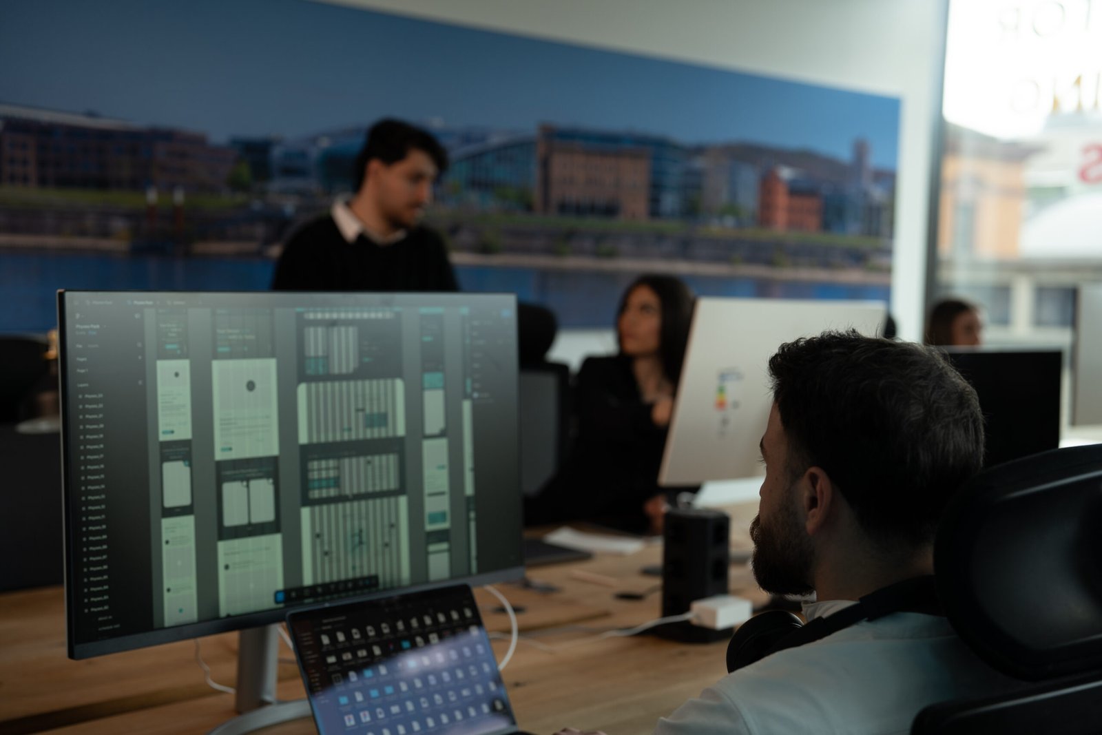 Team bespricht ein Website-Layout am Bildschirm
